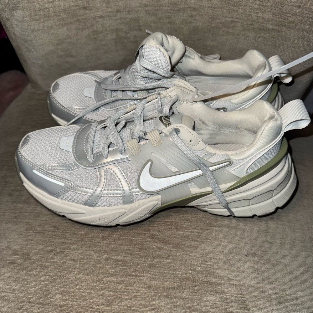 New…. Nike Women's White and Gray v2k  Sneakers size 8